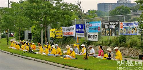 '圖1～2：2021年7月20日，法輪功學員反迫害22週年之際，加拿大首都渥太華部份法輪功學員匯聚到中使館前，要求中共立即停止迫害，並釋放所有被非法關押的法輪功學員。'