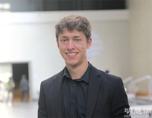 '圖2：青年法輪功學員沃勒斯（Luca Wohlers）從小就在大法中成長。'