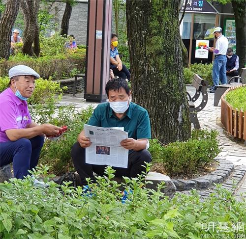 '圖17：江原道太白市民閱讀《明慧週報》。'