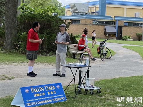 圖4：法輪功學員在給渥太華居民講真相。