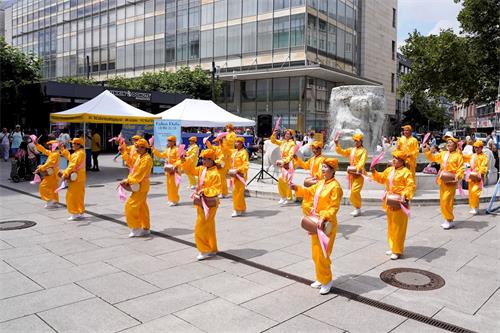 '圖3：涵參加腰鼓隊表演。（前排右一）'