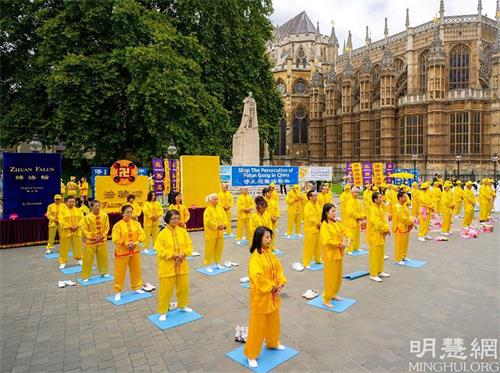 '圖7：二零二一年八月二十八日，英國法輪功學員在倫敦議會廣場上演示功法。'