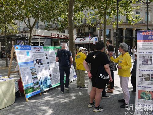 '圖2～3：在柯萊特廣場，遊人觀看展板，了解法輪功真相'