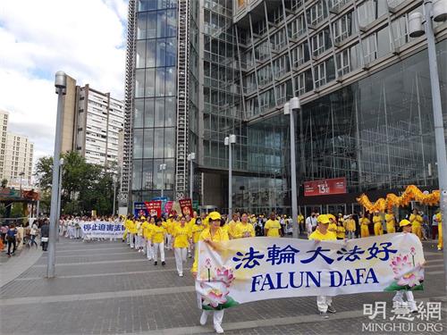 '圖1：2021年9月11日，部份來自法國、歐洲各地的法輪功學員在巴黎唐人街舉行大遊行。'