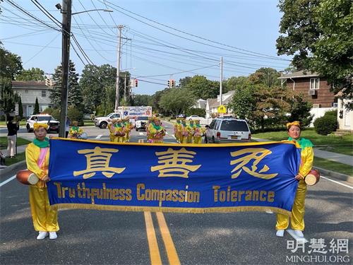 '圖4～5：法輪功腰鼓隊參加長島法明代爾村（Farmingdale Village）的遊行，帶去喜慶。'