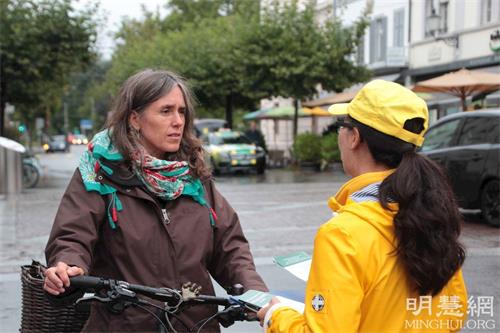 '圖3：理療師剋麗絲塔（Christa Krapf Fofana，左）在溫特圖爾市內的格拉本廣場（Grabenplatz）看到法輪功學員的功法演示，覺得很祥和，於是停下來，跟學員攀談。'