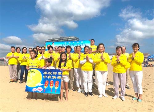 '圖1：二零二一年九月十八日，新澤西部份法輪功學員恭祝師尊中秋快樂。'