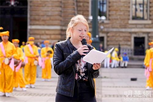 '圖8：漢堡州議會議員、綠黨歐洲與國際事務發言人弗雷特女士（Alske Freter）在集會上發言。'