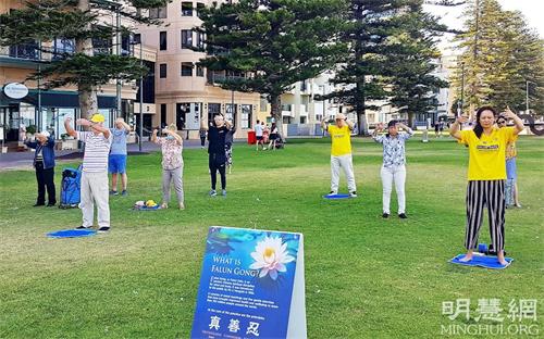 '圖6：部份法輪功學員在格萊內爾格海邊煉功。'