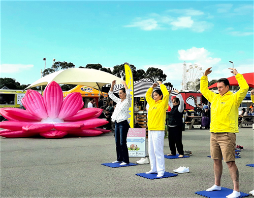 圖6～7：法輪功學員們在展位前演示五套功法