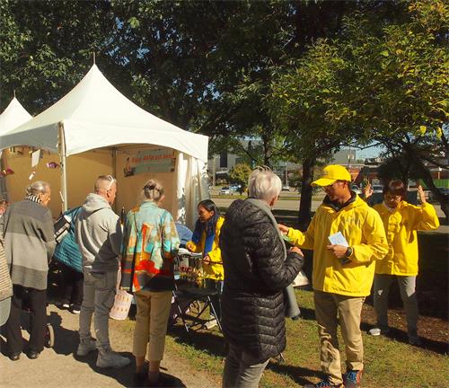 圖1～3：9月25日和26日，法輪功學員在維多利亞城和平節（Festival de la Paix de Victoriaville）上弘法講真相。