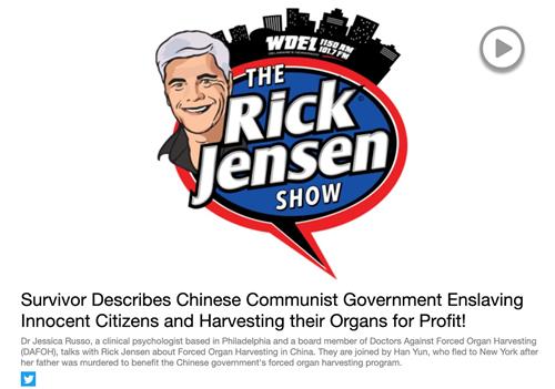 '圖1：二零二二年十二月十三日，美知名電台主持人瑞克﹒詹森（Rick Jensen）在德拉華州WDEL電台做專題節目，主題為「倖存者講述中共政府奴役無辜公民並摘取其器官以牟取利益」（網絡截圖）。'