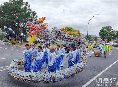 '圖1～6：法輪功學員在陶波 （Taupo）遊行，傳播法輪功的美好和真相，受到當地民眾的歡迎。'