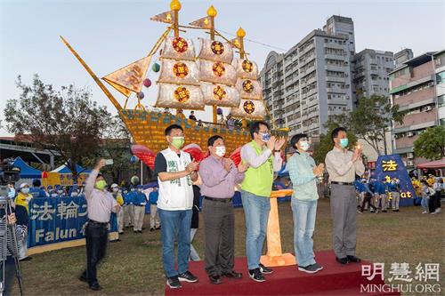 '圖6：法船燈會展出期間有不少政府官員，岡山區區長黃中中（右一）、立法委員林岱樺（右二）、立法委員邱志偉（右三）蒞臨燈船祈福。'