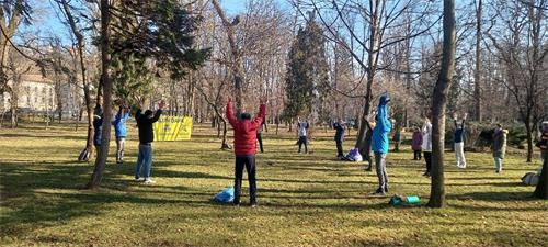 '圖1：2月25日至27日，法輪大法學員在克盧日中央公園的活動中煉功'