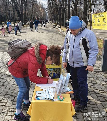 '圖4～9：二月二十七日，路人在克盧日中央公園簽署反對活摘器官的請願書'