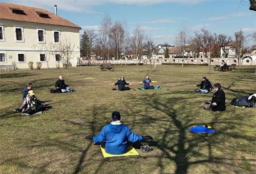 圖4：二零二二年三月十三日，法輪功學員在特爾古穆列什市（Târgu Mureş）的中世紀古堡內集體煉功，弘法。