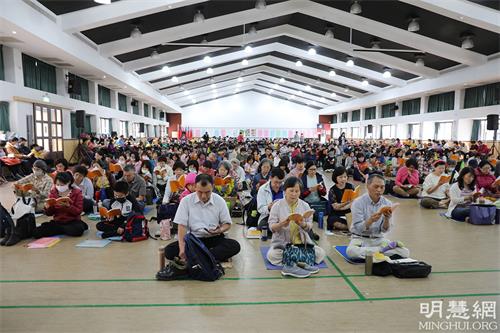 圖1：二零二二年三月二十日在台中大甲區致用高中舉行台灣中區一日學法交流會，大家各自交流比學比修的體悟或參加講真相的心得