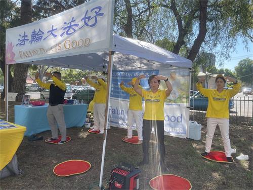 圖4：二零二二年三月二十六日，北墨爾本區（North Melbourne）「和睦日」活動中，學員們向當地來自不同國家的移民展示法輪大法的五套功法。