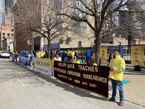 圖1～2：二零二二年四月十六日，大芝加哥地區的部份法輪功學員在中領館前集會，紀念法輪功學員「四﹒二五」和平上訪二十三週年。