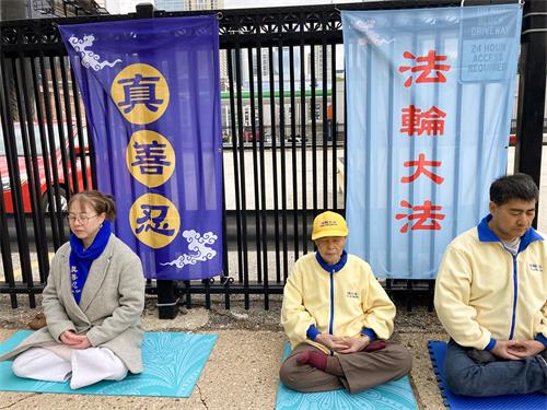 圖3： 四月十六日，大芝加哥地區的部份法輪功學員在中領館前煉功集會。親歷者程婉瑩女士（中），徐建立女士（左）