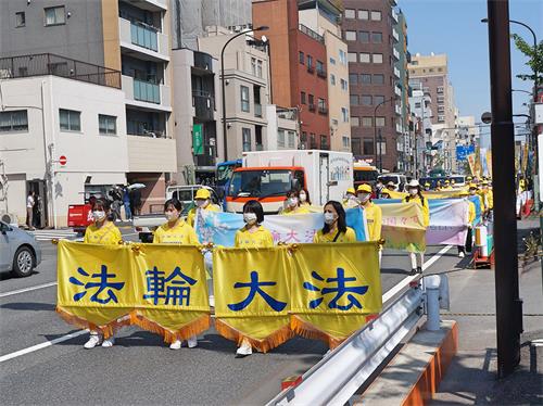 圖1～2：法輪功學員的遊行隊伍