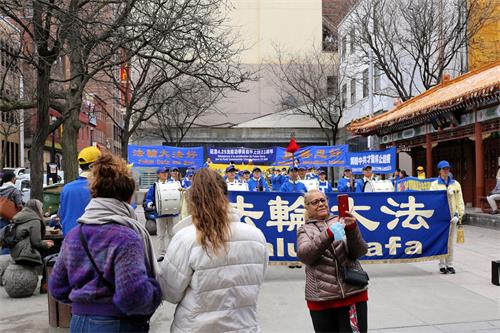 圖1～2：二零二二年四月二十四日，加拿大魁北克部份法輪功學員在蒙特利爾唐人街，集會紀念「四﹒二五」和平上訪二十三週年。