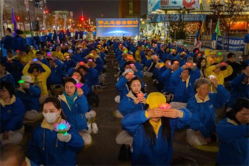 圖6～9：在夜幕中，法輪功學員舉辦燭光夜悼。