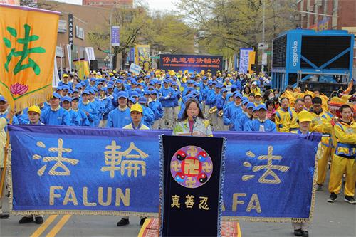 圖1：二零二二年四月二十三日，逾兩千名法輪功學員在紐約法拉盛舉行盛大遊行紀念「四‧二五」和平上訪二十三週年。集會現場明亮溫暖，充滿能量，純正祥和。