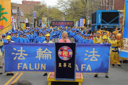 圖2：民主黨第四十區領袖瑪莎（Martha Flores-Vazquez）在集會上發言