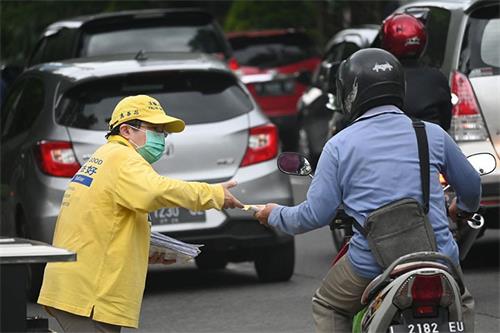 圖6~7：中國駐泗水總領館對面集體煉功、發真相資料