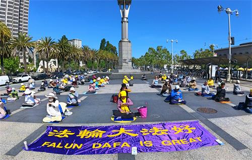 圖1：二零二二年四月三十日，舊金山市部份法輪功學員在渡輪大廈前的廣場集體煉功，迎接法輪大法弘傳三十週年的到來。