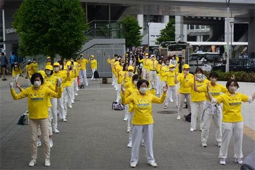 '圖13：煉功隊的功法表演'