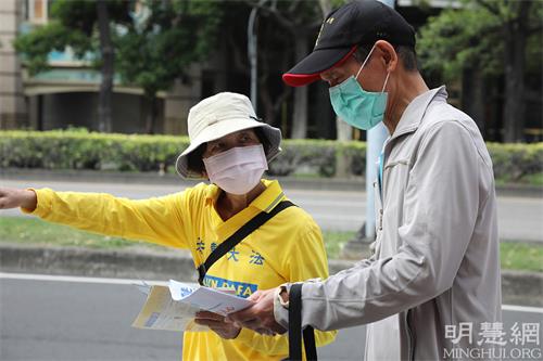 圖4：法輪功學員派發資料給過往民眾。