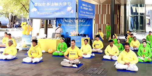 '圖3：二零二二年五月七日，西澳法輪功學員在珀斯市中心步行街上進行法輪功功法演示'