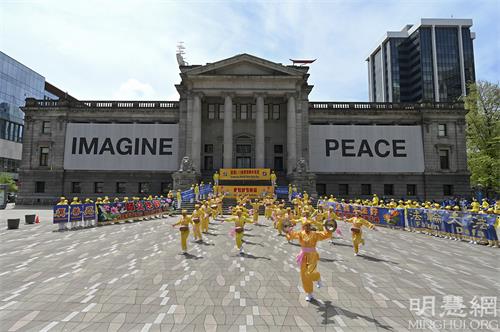 圖1：五月八日，溫哥華地區部份法輪功學員在溫哥華市中心藝術館北側慶祝法輪大法弘傳世界三十週年。（明慧網）