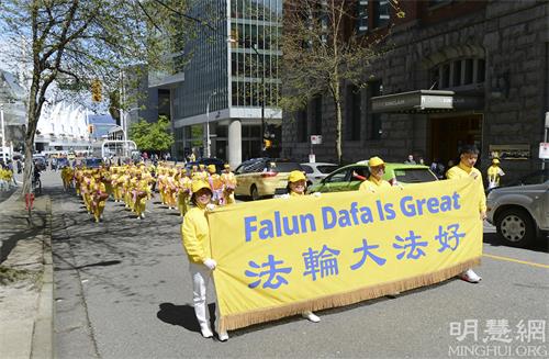 圖5-11：五月八日，溫哥華地區部份法輪功學員在溫哥華市中心藝術館慶祝法輪大法弘傳世界三十週年，集會之後他們舉行了遊行活動（明慧網）