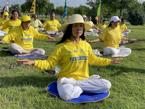 '圖6：越南裔學員翠女士正在煉法輪功第五套功法'