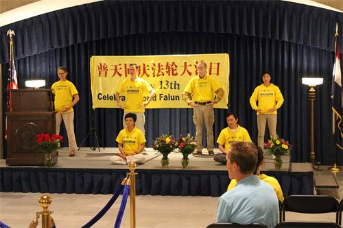 '圖2：法輪功學員在慶祝活動上演示功法'