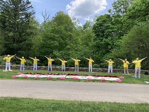 圖1~2：印州法輪功學員在公園裏集體煉功