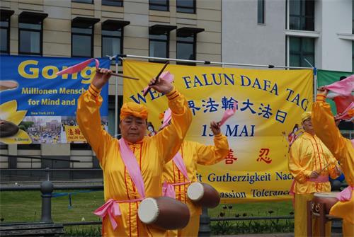 '圖12：七十多歲的田明珍（左一）女士說：幾個小時的腰鼓表演，一點兒都不累。'