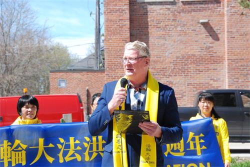 '圖02：市長史蒂夫‧克拉克（Steve Clarke）出席升旗儀式，宣讀褒獎令，並宣告2022年5月13日為該市的「法輪大法日」。'