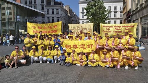 圖1：比利時法輪大法學員荷蘭腰鼓隊學員恭祝師父生日快樂