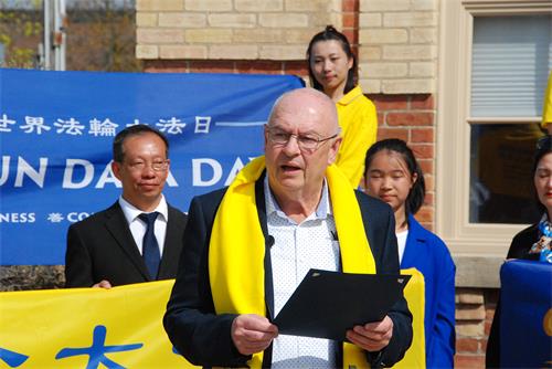 圖06：安省橘城（Orangeville）副市長安迪‧麥金托什（Deputy Mayor Andy Macintosh）主持升旗儀式，宣讀褒獎函，並宣告5月13日為該市的「法輪大法日」。