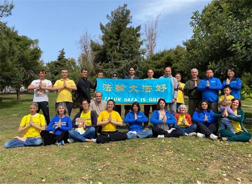 '圖1：希臘法輪功學員恭賀李洪志師父五月十三日華誕，感恩大法弘傳三十週年'