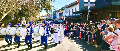 '圖1～3：二零二二年五月二十八日，法輪功學員再次應邀參加澳洲悉尼西部最大城市黑鎮（Blacktown）歡慶嘉年華大巡遊。'