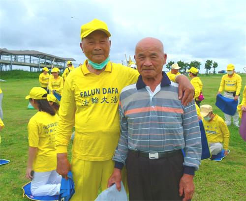 圖7：八十六歲高齡新學員周先生（右）體會到功法的殊勝美好。