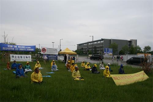 '圖1～3：二零二二年五月四日和五日，法國斯特拉斯堡歐洲議會前，時而烈日高照，還是陰雨綿綿，寒風習習。這二天，來自歐洲多個國家的法輪功學員都在這裏，打橫幅，演示功法，傳播法輪功的真相。'