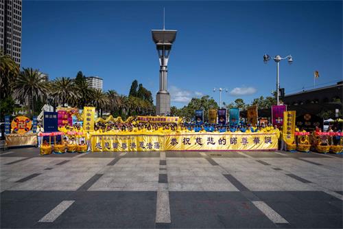 '圖7：法輪功學員恭祝師父生日快樂'