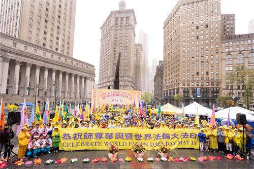 '圖12：在慶祝活動的最後，法輪大法學員雙手合十，懷著感恩的心給偉大慈悲的師尊祝壽，齊誦：「恭祝師父生日快樂！法輪大法好！真善忍好！」'